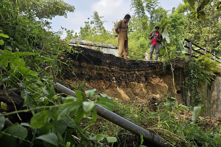 Akses Warga Lumbungmas Terancam Lumpuh, Sayap Jembatan Sungai Widodaren Ambrol