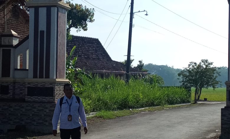 Heren Fabanyo, Guru SD di Pati yang Viral Berangkat Mengajar dengan Berlari